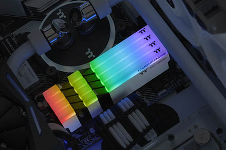 Thermaltake TOUGHRAM RGB DDR4 4000 Mhz в компьютере EDELWEISS ASUS TUF